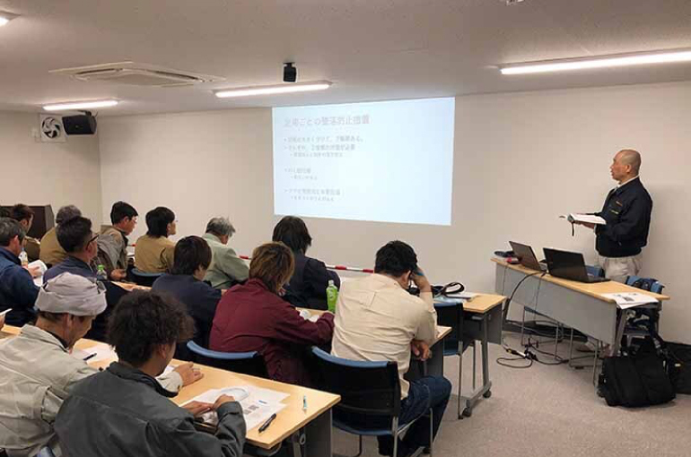 「平日は仕事で講習機関に行けない」